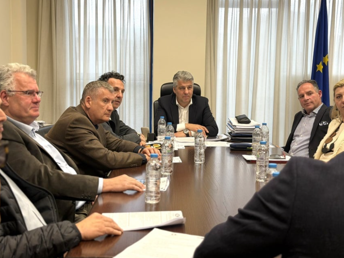 Η στήριξη των μικρομεσαίων επιχειρήσεων στο επίκεντρο της συνάντησης του Χριστόδουλου Τοψίδη με Εμπορικούς Συλλόγους ΑΜΘ