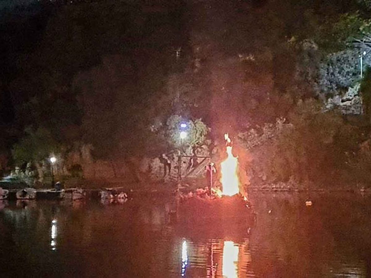Η τελετή της Ανάστασης και το εντυπωσιακό κάψιμο του Ιούδα στη Λίμνη Αγ. Νικολάου (βίντεο)
