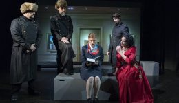 i-theatriki-omada-samou-parousiazi