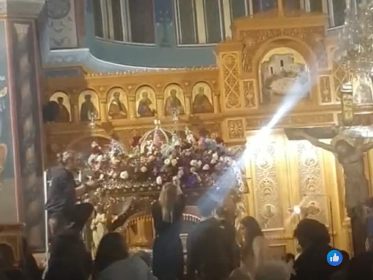 Ιερός Ναός Αγίου Δημητρίου Αγρινίου: Ο στολισμός του Επιταφίου σε κλίμα κατάνυξης