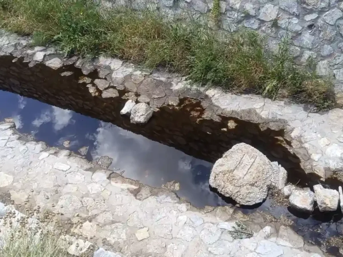 Οικολογικό έγκλημα στην Ελευσίνα: Διοχέτευσαν πετρελαιοειδή κατάλοιπα στο ρέμα «Σούρες»