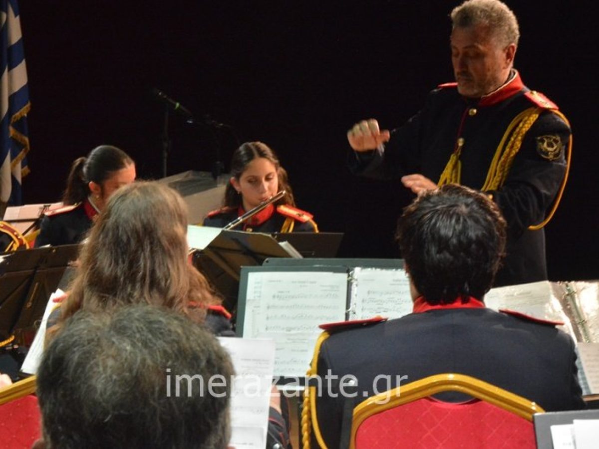 «Ίνα τί»: Η ιστορική Φιλαρμονική του Δήμου Ζακύνθου μετέφερε το κατανυκτικό κλίμα των ημερών στο Δημοτικό Θέατρο (φώτο-βίντεο)