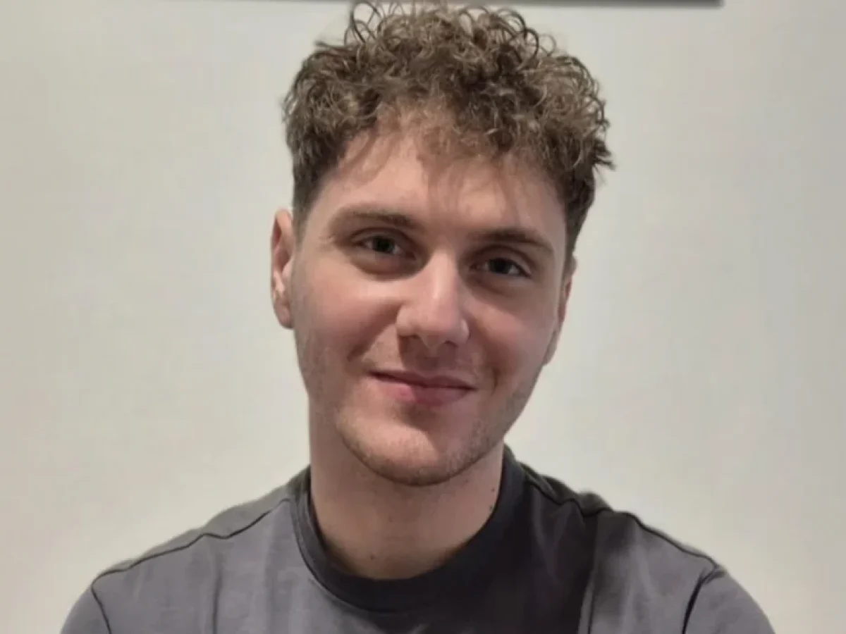 Υποτροφία σε μαθητή που για έξι χρόνια πήγαινε με καΐκι σχολείο στον Μύτικα: Να έχετε κουράγιο, επιμονή και υπομονή λέει στους νέους