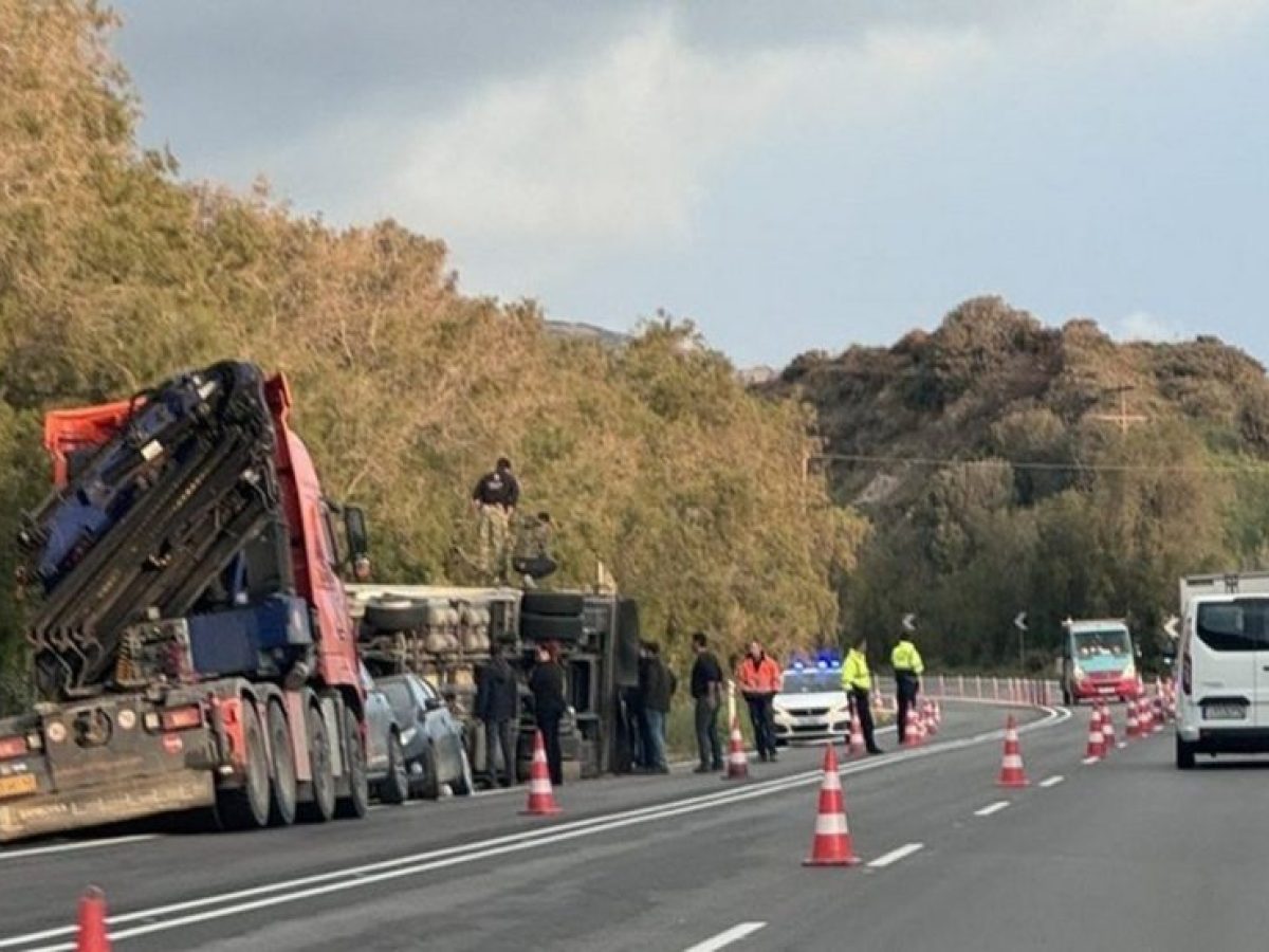 Ηράκλειο: Φορτηγό – ψυγείο ανατράπηκε στον ΒΟΑΚ