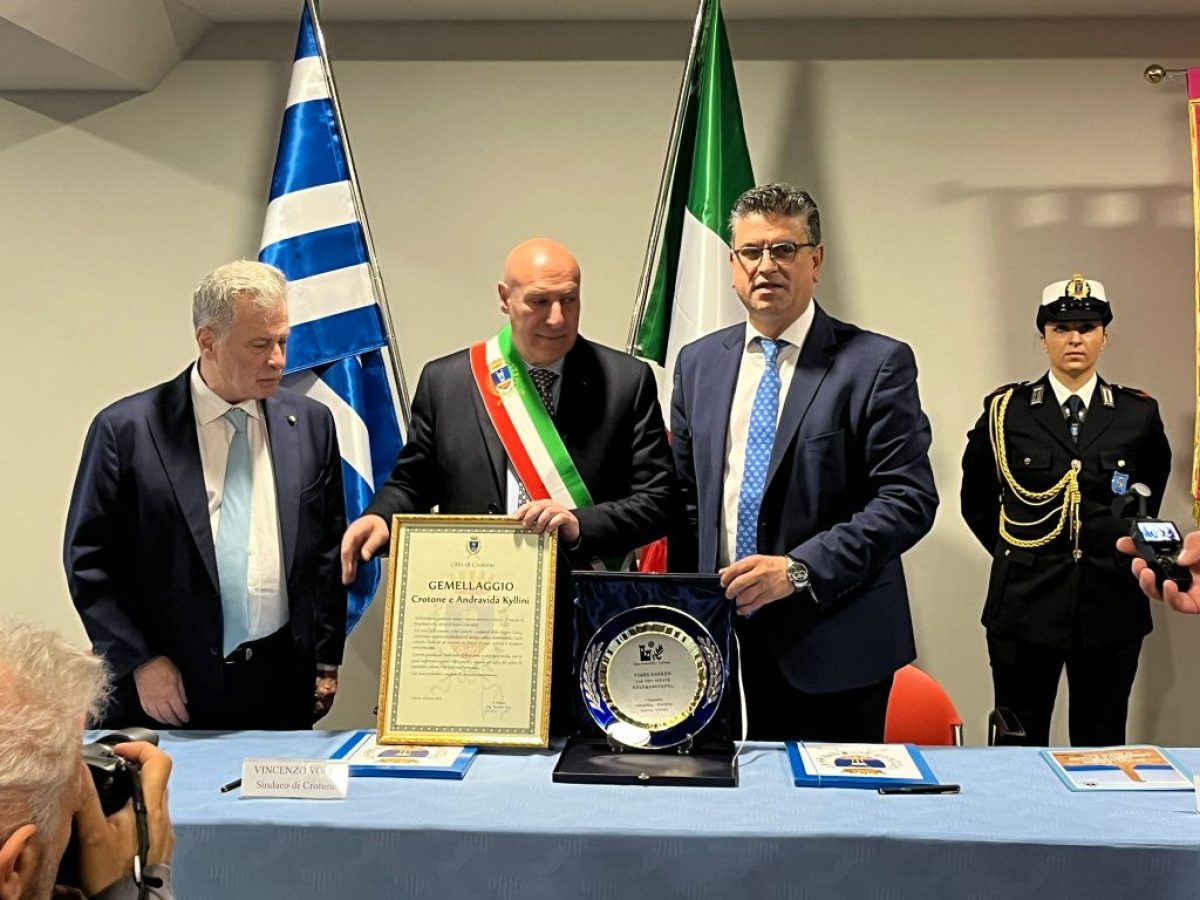 Ιστορικές Στιγμές για τον Δήμο Ανδραβίδας-Κυλλήνης: Ολοκληρώθηκε η Αδελφοποίηση με τον Δήμο Κρότωνα
