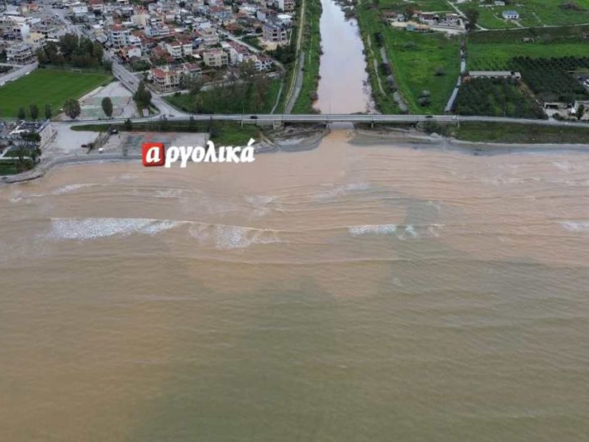 Καφέ βάφτηκε ο Αργολικός Κόλπος στη Νέα Κίο (εικόνες)