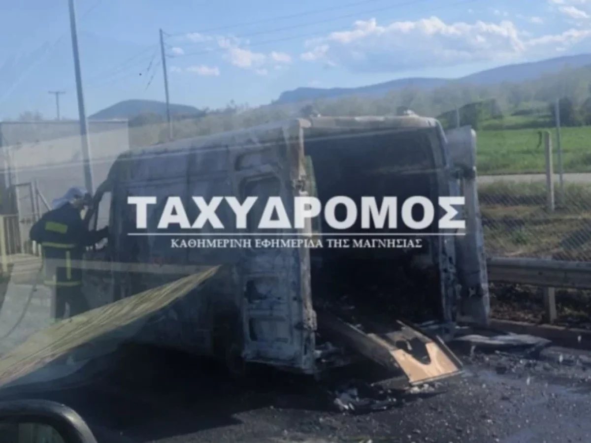 Κάηκε ολοσχερώς ασθενοφόρο του ΕΚΑΒ Βόλου που μετέφερε 12χρονο στην Αθήνα