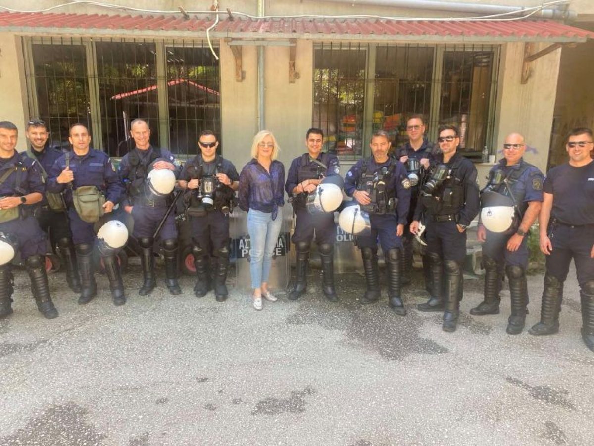 Κάποιος να την… προσέχει