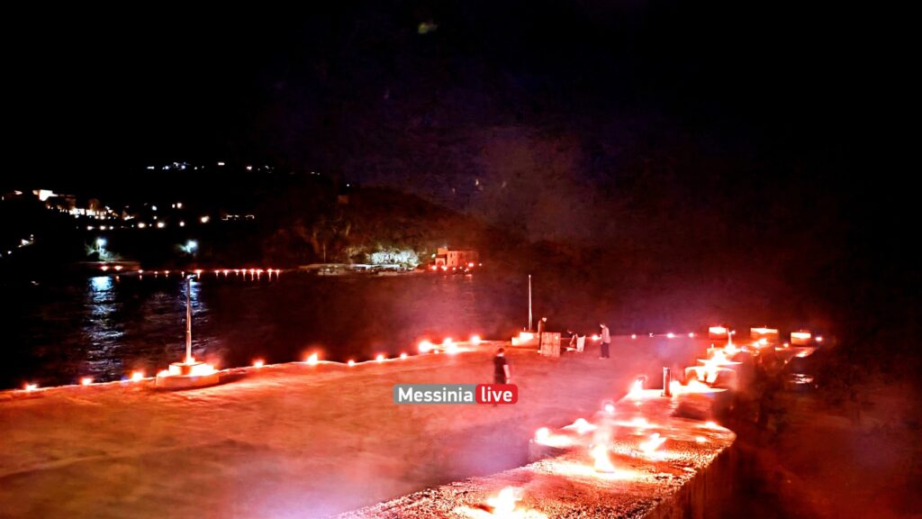 kardamili-plithos-kosmou-stin-perifora