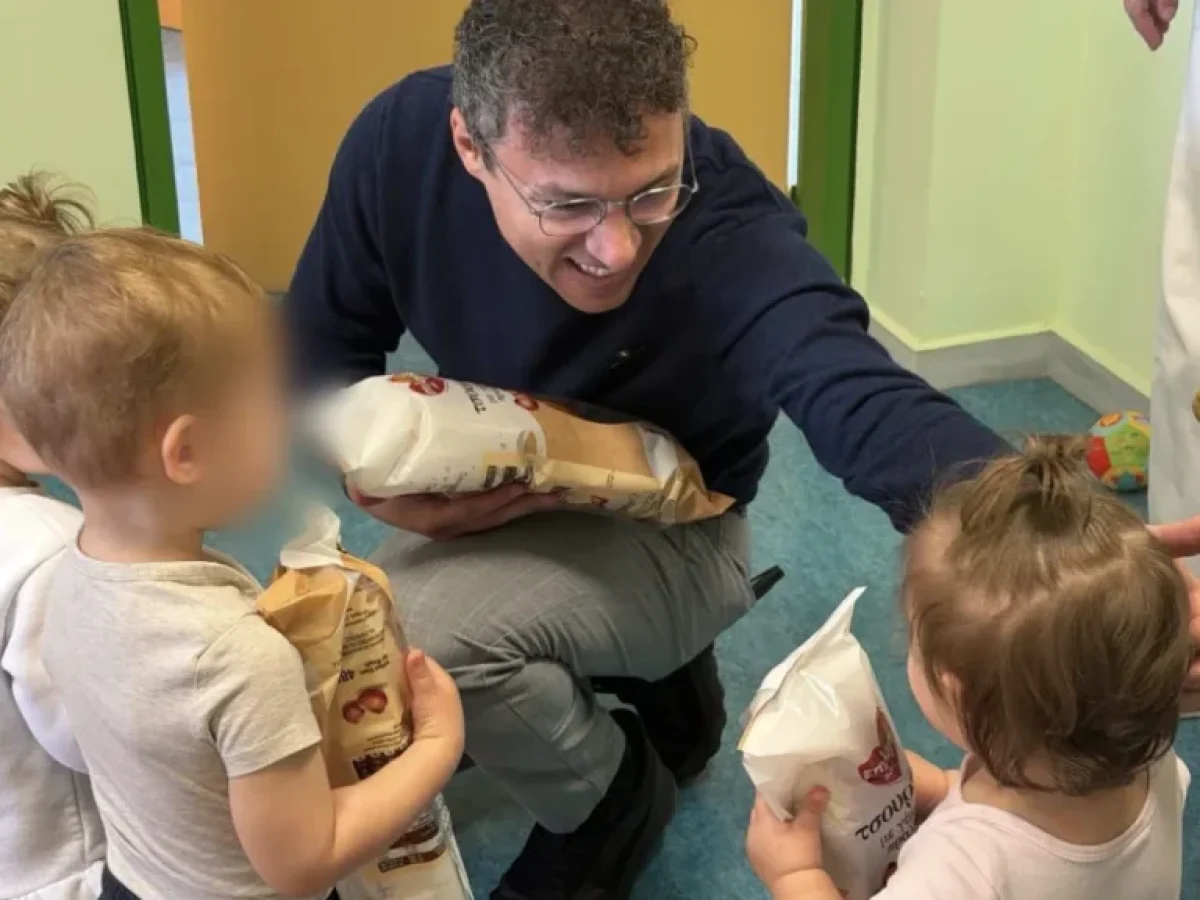 «Κατάληψη» χαράς στους παιδικούς σταθμούς Μάνδρας και Ερυθρών: Η πασχαλινή έκπληξη του Αρμόδιου Δρίκου