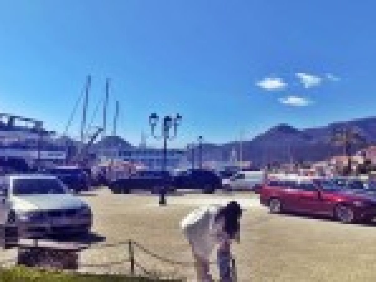 Καταγγελίες για παράνομη στάθμευση στην παραλιακή πλατεία Νυδριού