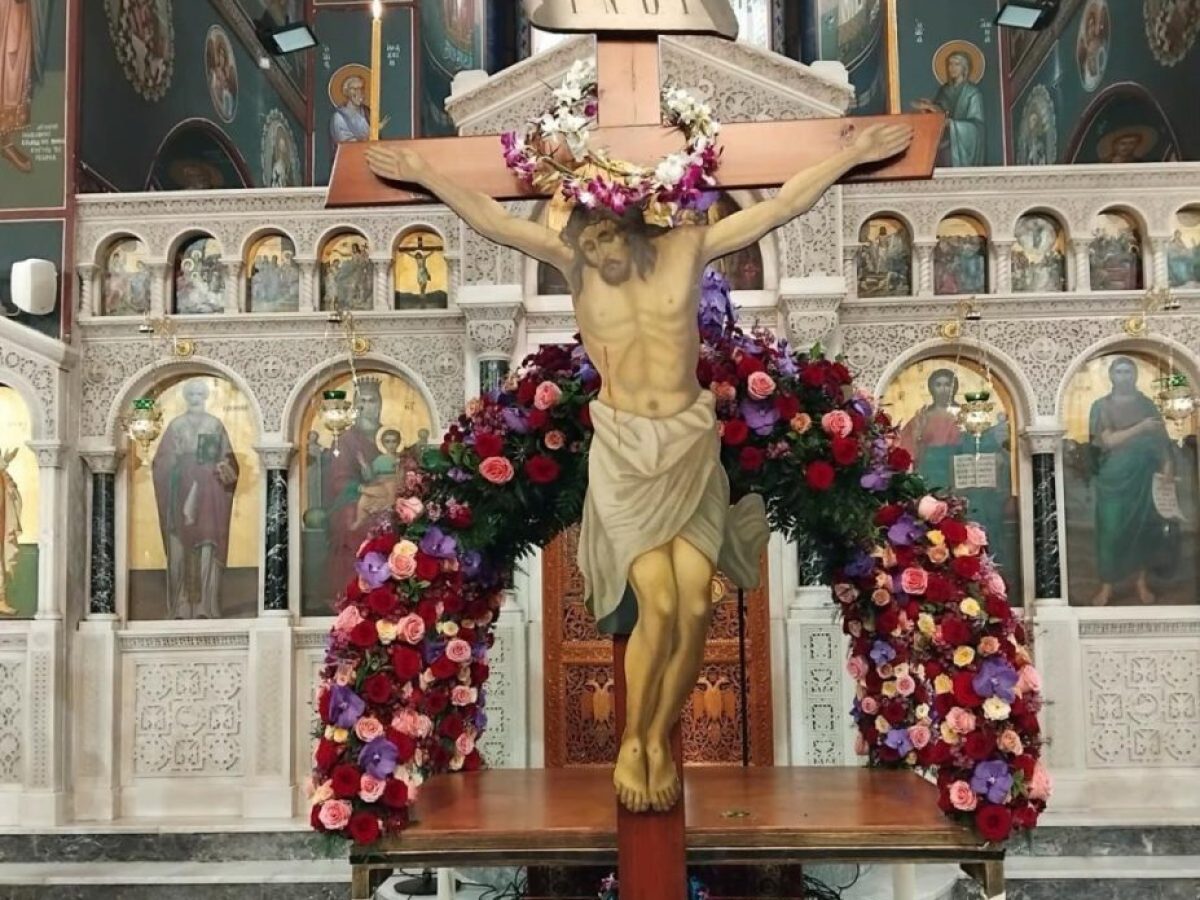 Κατάνυξη και συγκίνηση: Οι πρώτες εικόνες από τους επιταφίους στα Τρίκαλα