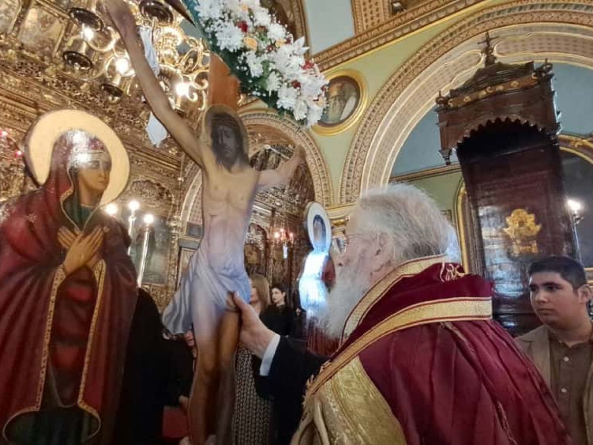 Κατάνυξη και συγκίνηση στην Αποκαθήλωση του Εσταυρωμένου στον Καθεδρικό Ναό Παναγίας Κεχαριτωμένης στη Χώρα Καλύμνου (video)