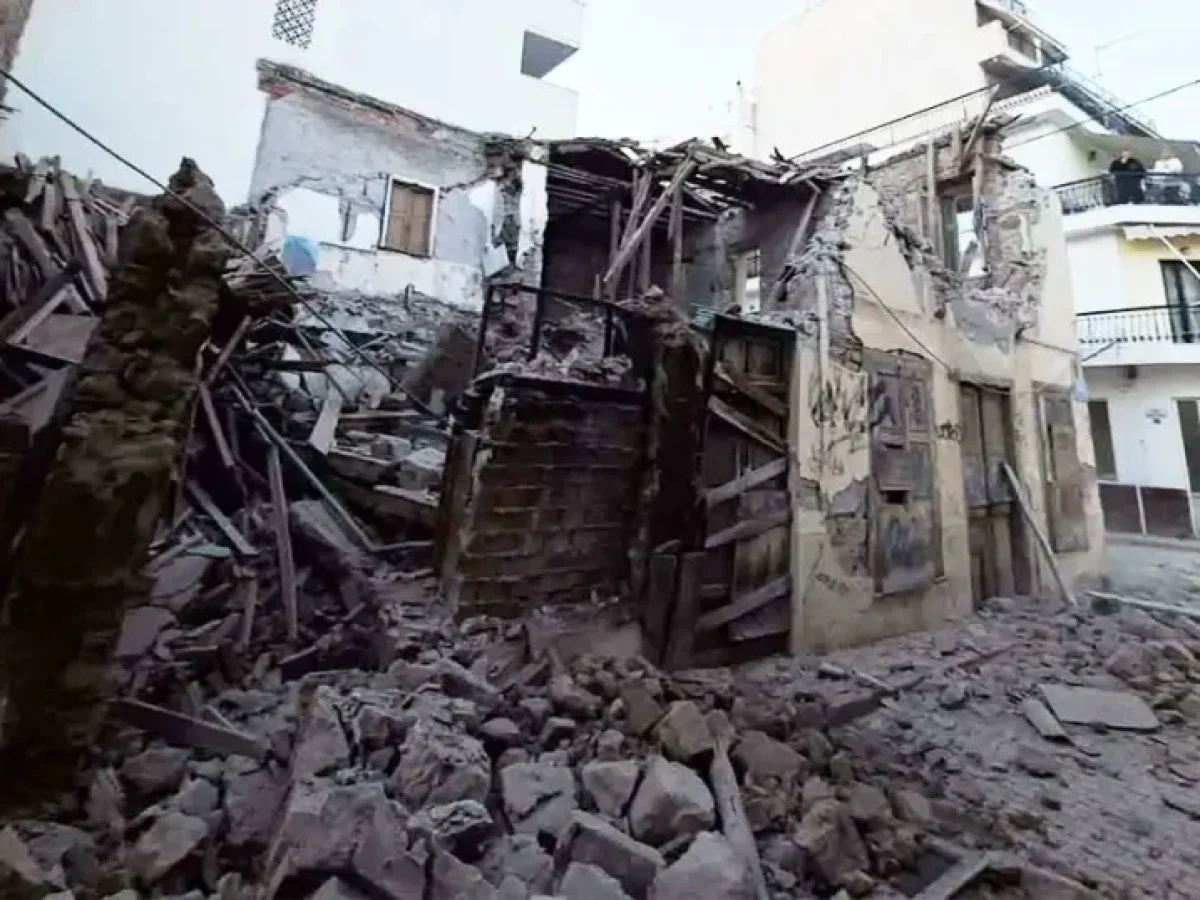 Κατέρρευσε παλιό κτήριο στη Χαλκίδα. Στο σημείο η Αστυνομία, ερωτήματα για εργασίες αναστήλωσης