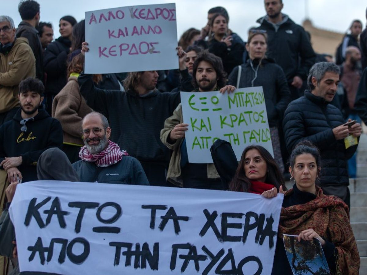 “Κάτω τα χέρια από τη Γαύδο”: Φωτογραφίες από τη συγκέντρωση στην Πλατεία Συντάγματος στην Αθήνα μετά την εισβολή των ΜΑΤ για κατεδάφιση καλυβών στη Γαύδο