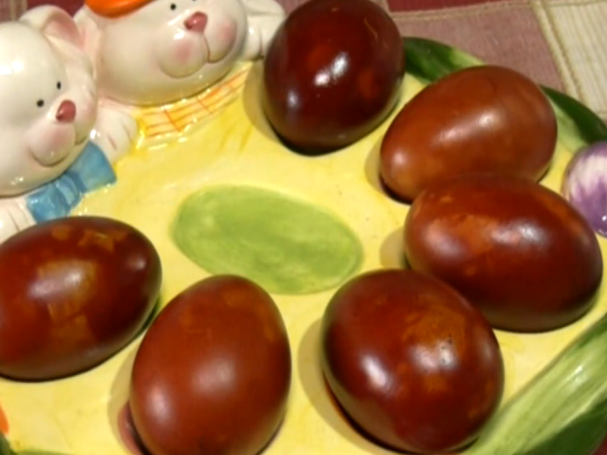 Καβάλα: Το βάψιμο των πασχαλινών αυγών με παραδοσιακό τρόπο και φυσικά υλικά