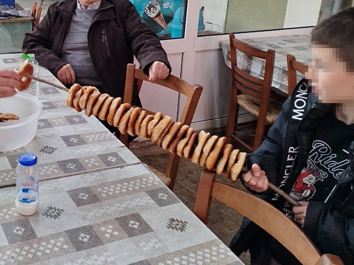 Κεχρόκαμπος Καβάλας: Οι μικροί βαϊοφόροι ξεχύθηκαν για τρίτη χρονιά στους δρόμους με τα κερκέλια τους