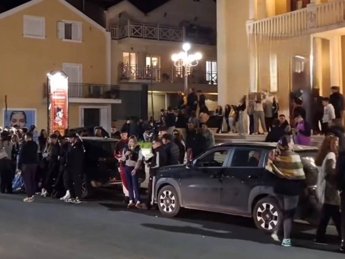 Κεφαλονιά – τώρα: Προφυλακίστηκαν οι «3» για το θάνατο της Μυρτώς- Πλήθος κόσμου έξω από τα Δικαστήρια Αργοστολίου 