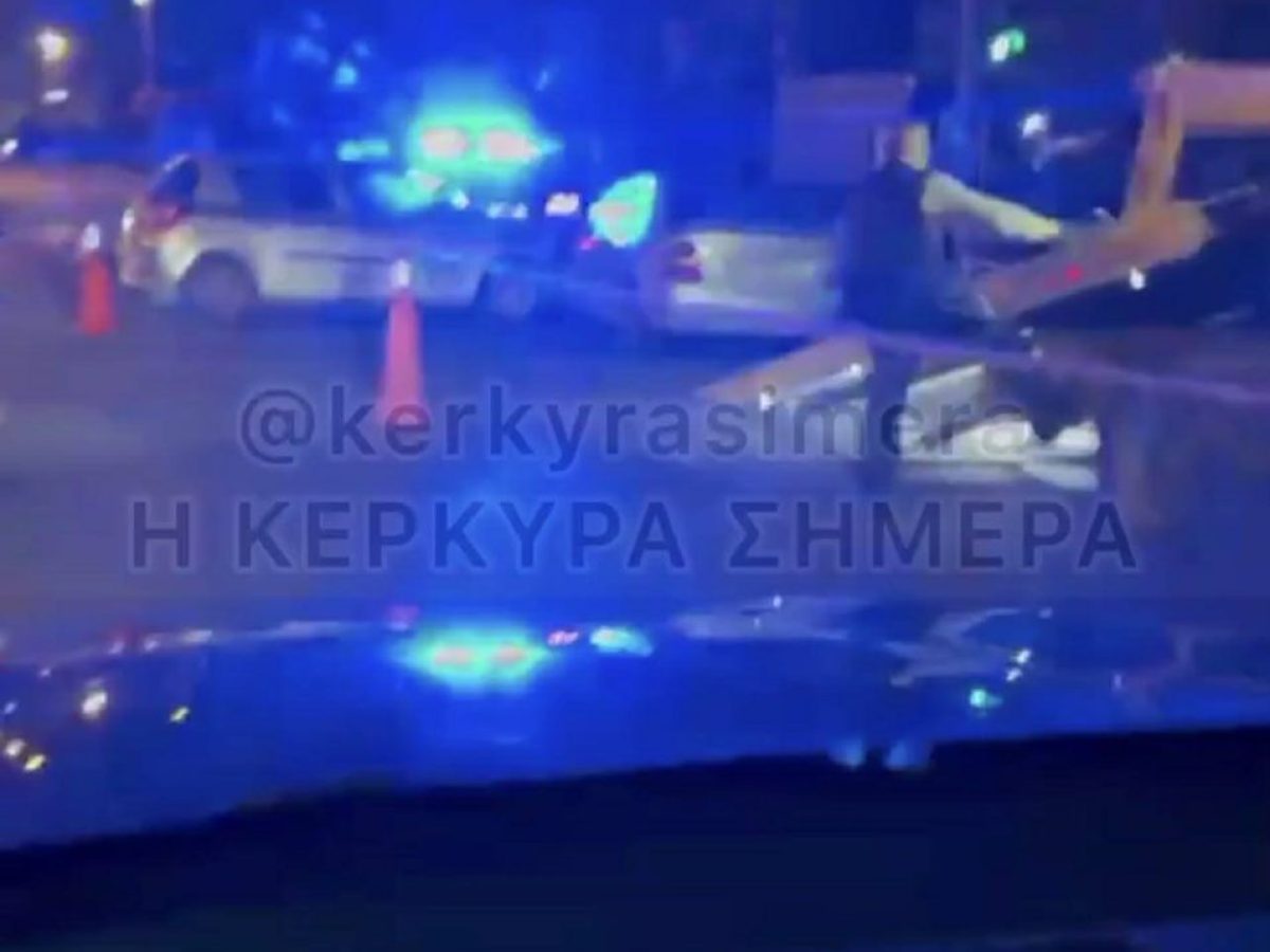 Κέρκυρα: Σύγκρουση δύο αυτοκινήτων έξω από την πύλη του λιμανιού-vid