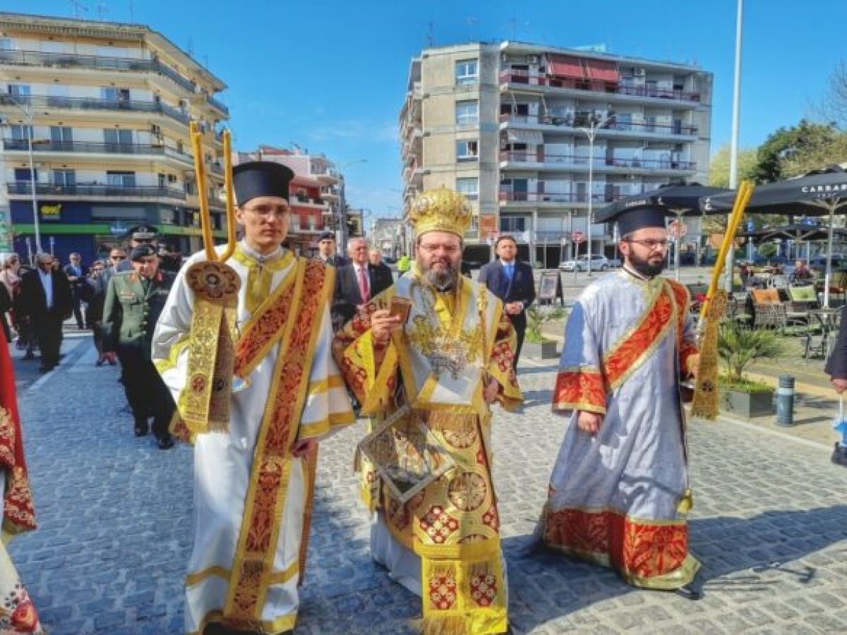 Κυριακή του Πάσχα: Η τέλεση  της ένδυσης του μητροπολίτη κατά το Πατριαρχικό Τυπικό και ο Εσπερινός της Αγάπης στον Ιερό Ναό Κοιμήσεως της Θεοτόκου Κομοτηνής