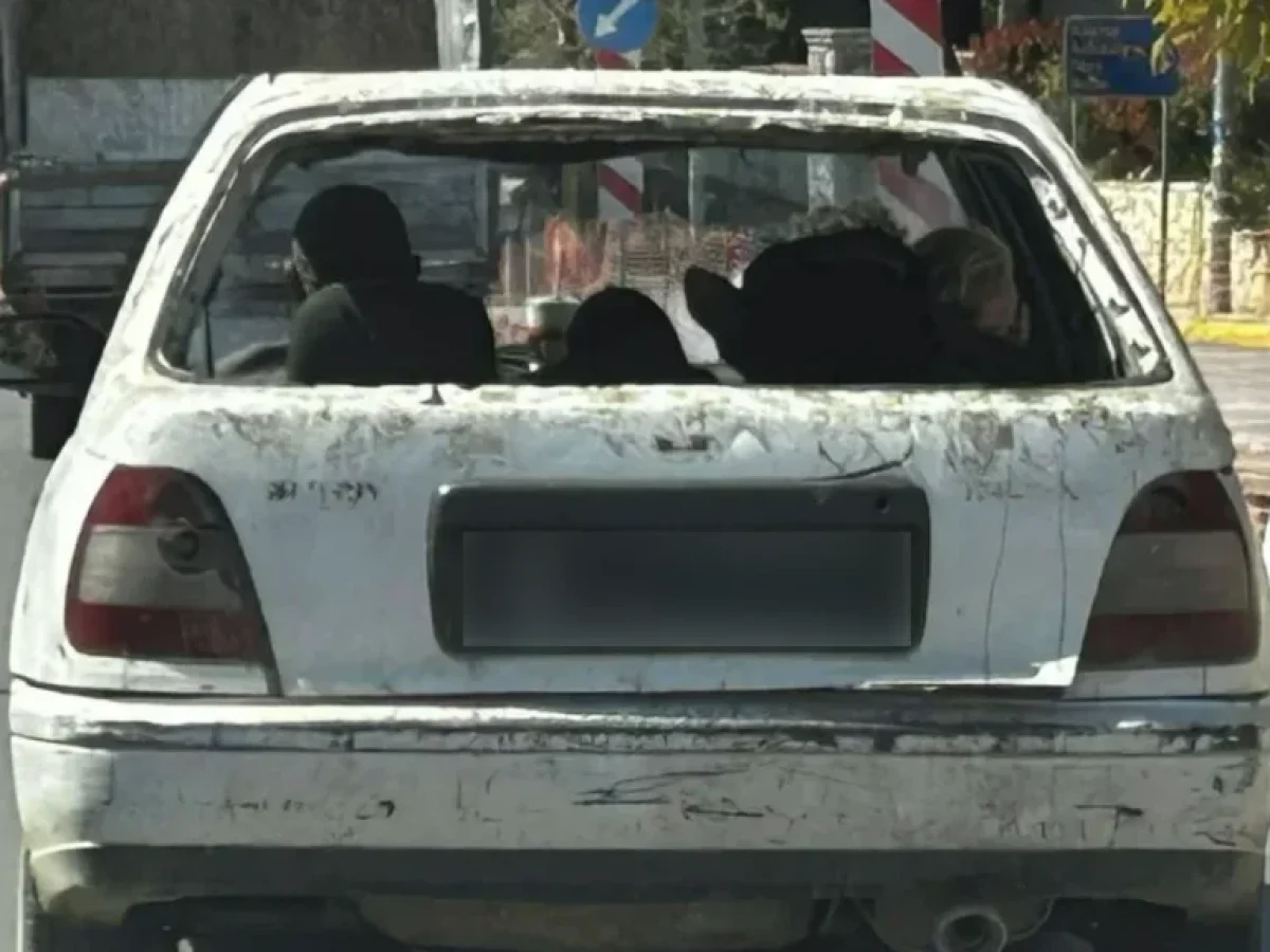 Κλιματισμός «φυσικό αεράκι» στα Μέγαρα: Το επικό Nissan Sunny που κυκλοφορεί χωρίς… πίσω παρμπρίζ!