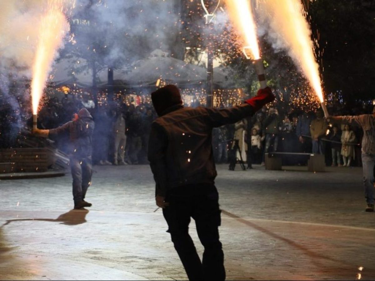 &Kappa;&omicron;&rho;&iota;&nu;&theta;ί&alpha;: &Alpha;&kappa;&rho;&omega;&tau;&eta;&rho;&iota;ά&sigma;&tau;&eta;&kappa;&epsilon; &tau;&omicron; &delta;ά&chi;&tau;&upsilon;&lambda;&omicron; 19&chi;&rho;&omicron;&nu;&omicron;&upsilon; &kappa;&alpha;&iota; &tau;&rho;&alpha;&upsilon;&mu;&alpha;&tau;ί&sigma;&tau;&eta;&kappa;&epsilon; &sigma;&tau;&omicron; &mu;ά&tau;&iota; 24&chi;&rho;&omicron;&nu;&omicron;&sigmaf; &alpha;&pi;ό &laquo;&sigma;&alpha;ΐ&tau;&alpha;&raquo;