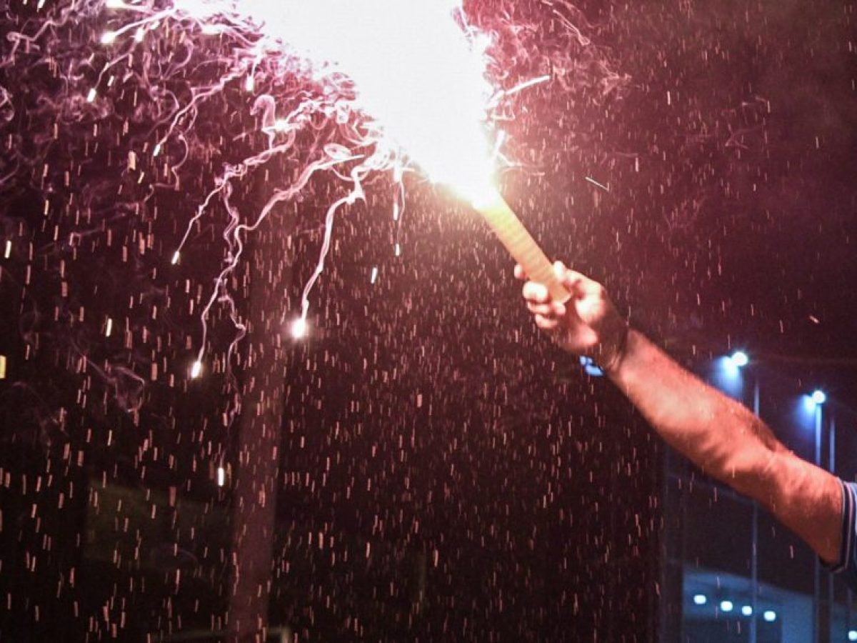 Κορινθία: Νεαροί άναψαν βεγγαλικό στο μπαλκόνι – Ο ένας ακρωτηριάστηκε, ο άλλος τραυματίστηκε στο μάτι