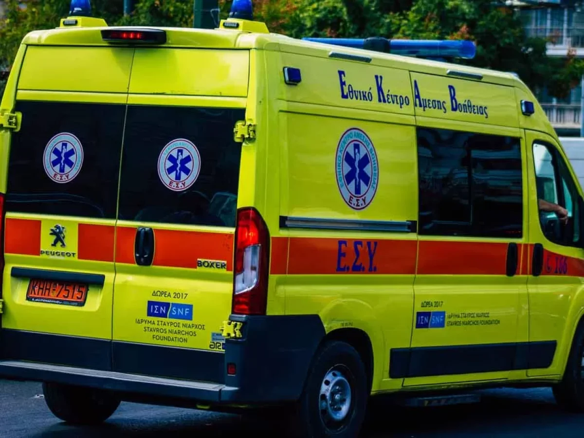 Κόρινθος: Κατέρρευσε μπαλκόνι στη μέση του δρόμου – Νεκρή η μητέρα, τραυματίστηκαν τα παιδιά της