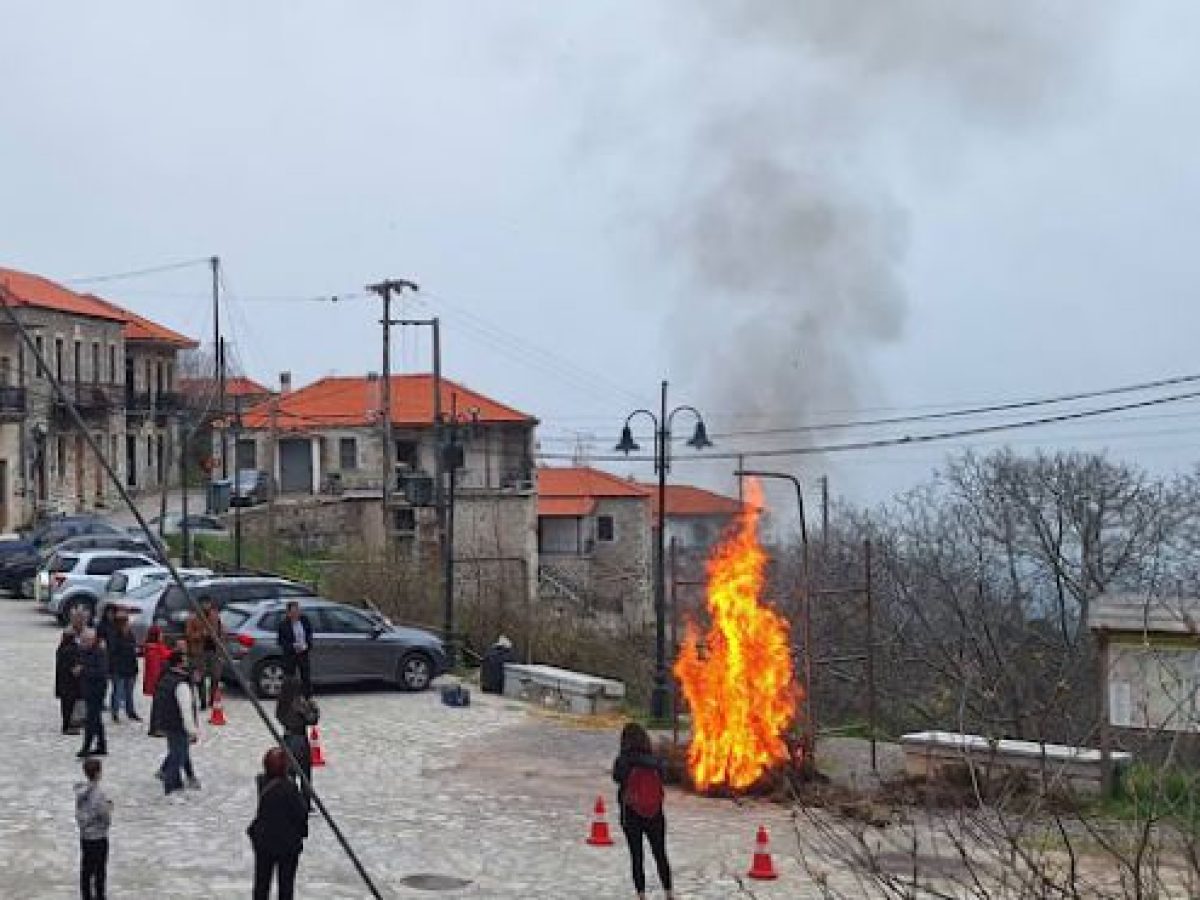 Κοσμάς Αρκαδίας |  Μοναδικές στιγμές από το παραδοσιακό κάψιμο του Ιούδα