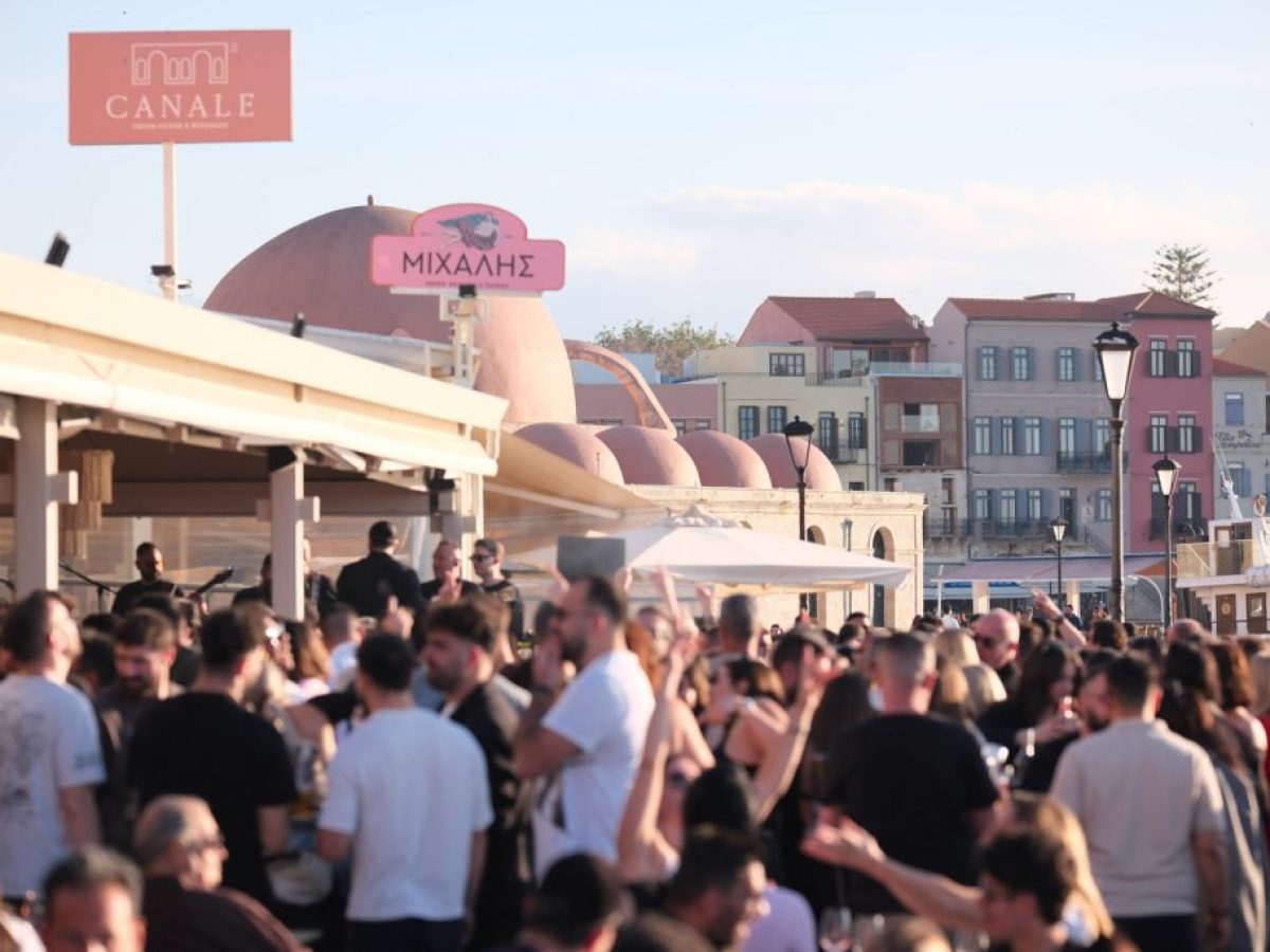 Κοσμοσυρροή, τραγούδια και χορός το Μεγάλο Σάββατο στο Παλιό Λιμάνι | Φωτός