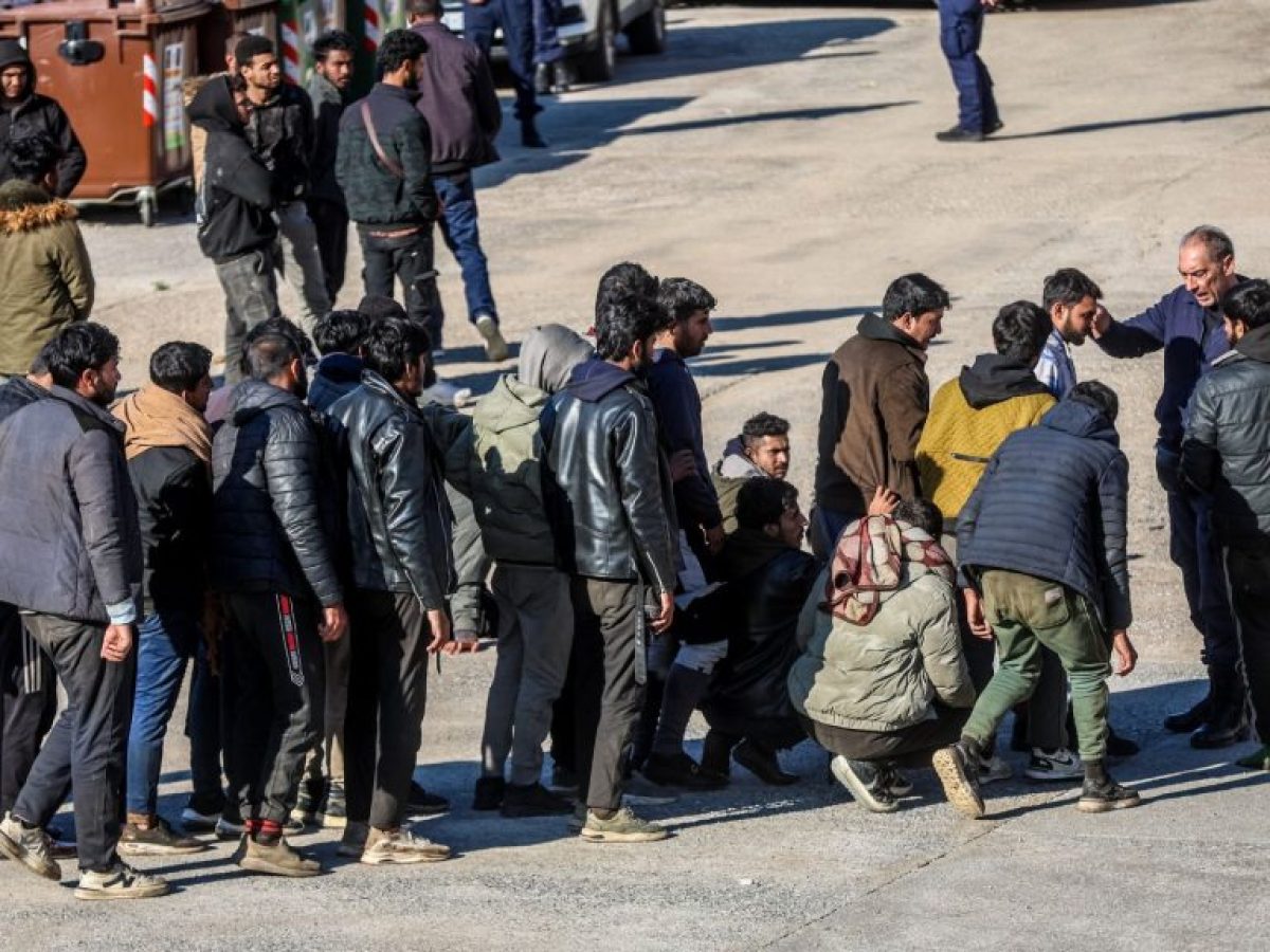 Κρήτη: 94 μετανάστες εντοπίστηκαν σε λέμβους στους Καλούς Λιμένες – Συναγερμούς από τρία διαφορετικά περιστατικά