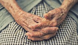 kriti-petaxe-apo-to-balkoni