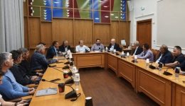 kriti-sinantisi-stin-periferia-gia-1