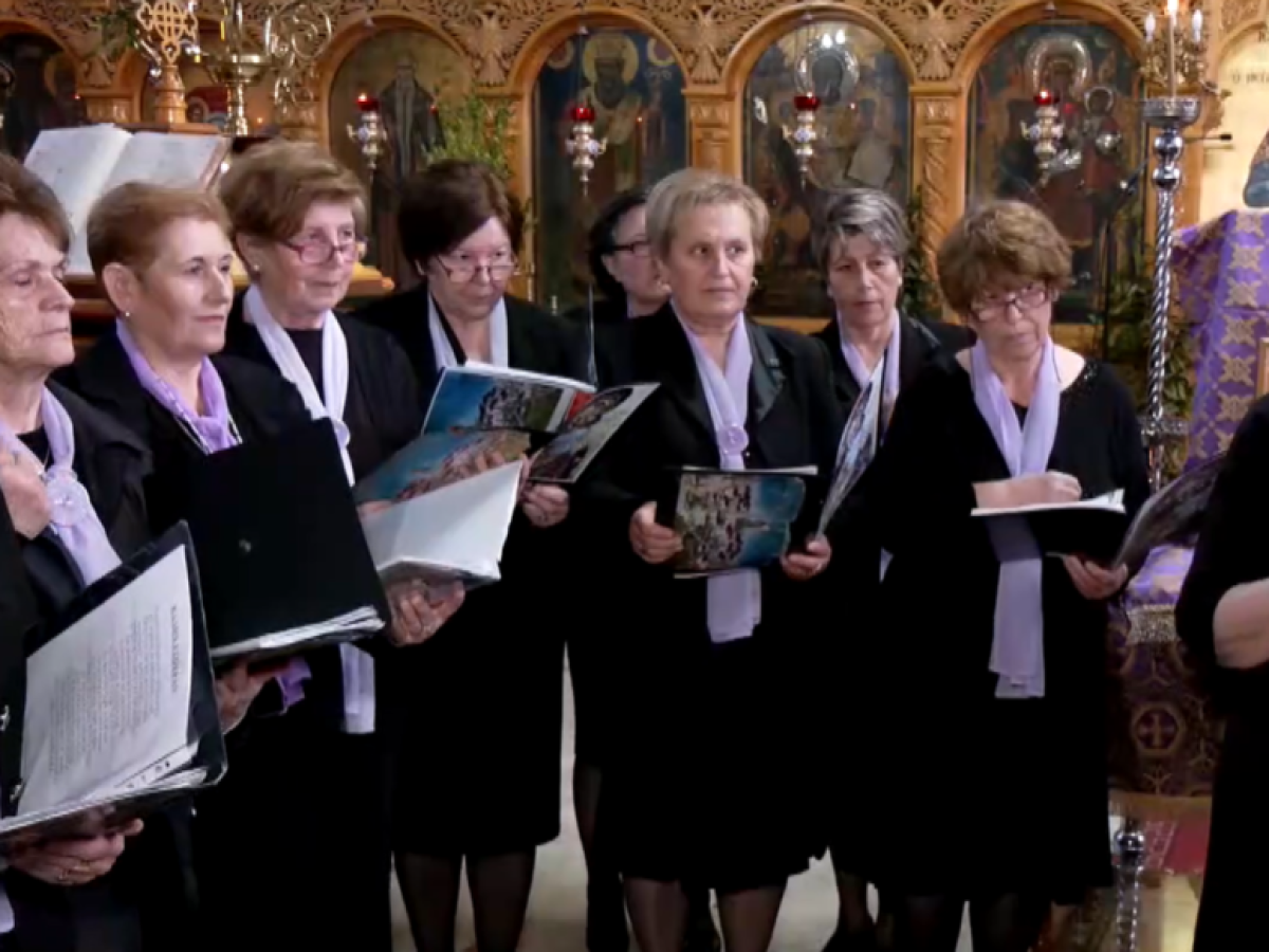 Κρόκος Κοζάνης: Το «Μοιρολόι της Παναγίας»- Γυναίκες της Βυζαντινής Χορωδίας ψάλλουν μπροστά στον Εσταυρωμένο