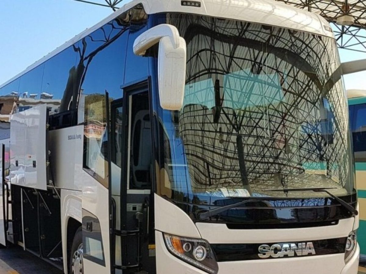 ΚΤΕΛ Kέρκυρας προσέκρουσε σε προστατευτικές μπάρες στο Αγρίνιο