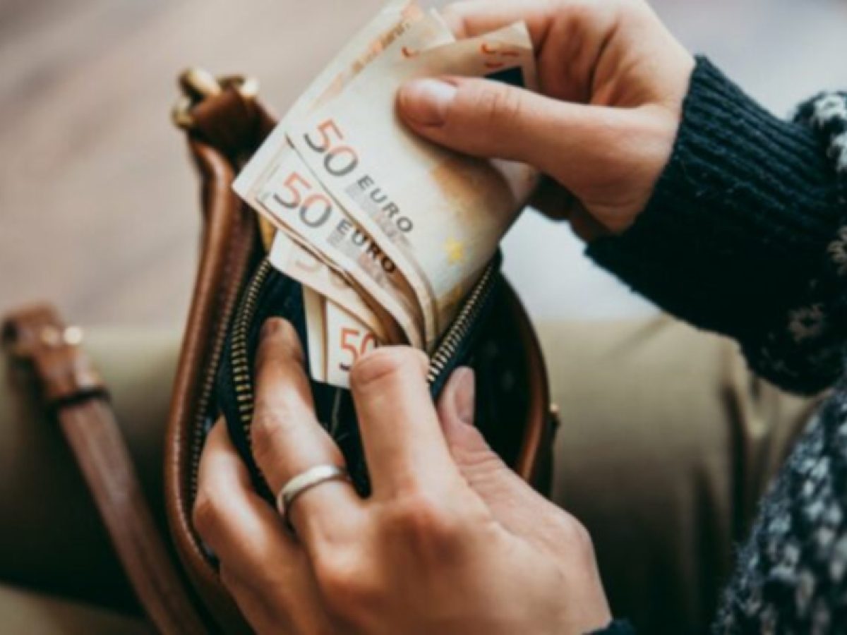 Λαμία: Μπήκε στην αυλή κατοικίας, άρπαξε το πορτοφόλι σε 10 δευτερόλεπτα και έφυγε ανενόχλητος