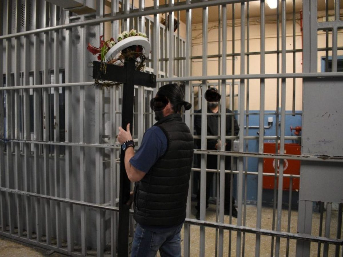 Λάρισα: “Ένας Επιτάφιος έκανε μια περίεργη πομπή. Πέρασε μέσα από πόρτες κλειστές…”