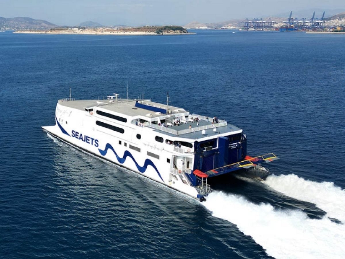 Λαύριο: Αλλαγή πορείας για το επιβατηγό «Champion Jet 1» λόγω τραυματισμού μέλους πληρώματος