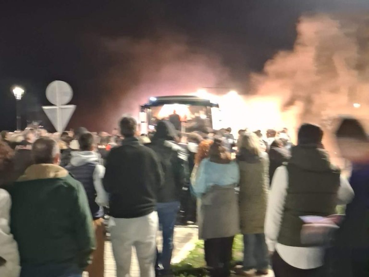 Λευκάδα: Πλήθος κόσμου στην παραλία για την υποδοχή της πρωταθλήτριας Δόξας