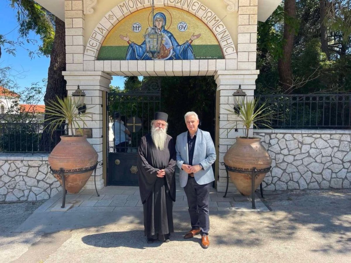 Λευκάδα: Συγκίνηση στη Φανερωμένη – Ο π. Νικηφόρος τίμησε τον Θ. Καββαδά με αντίγραφο Ιεράς Εικόνας στην 8η επέτειο ενθρόνισης