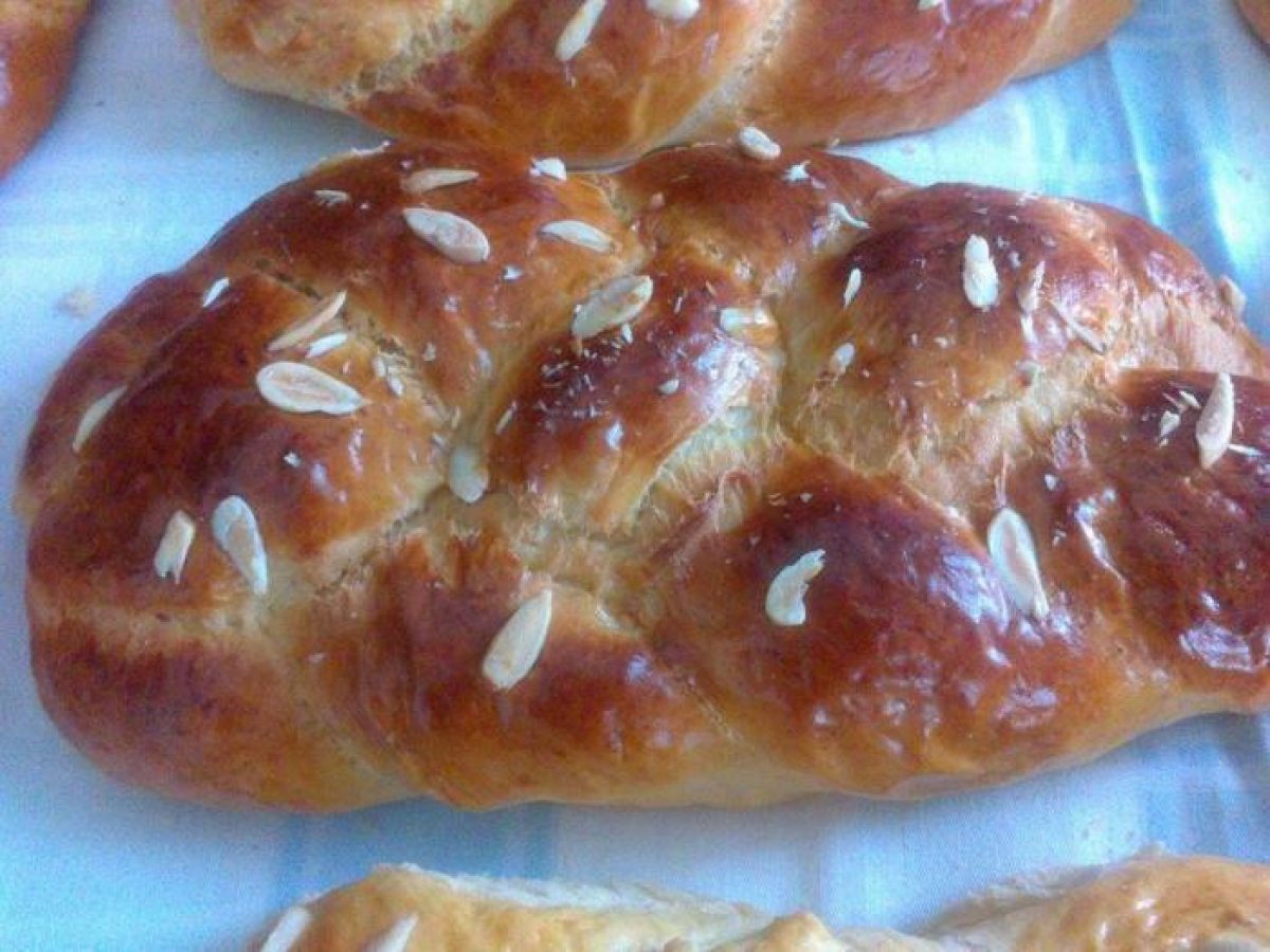 Λέσβος: Πασχαλινά τσουρέκια της γιαγιάς Δήμητρας