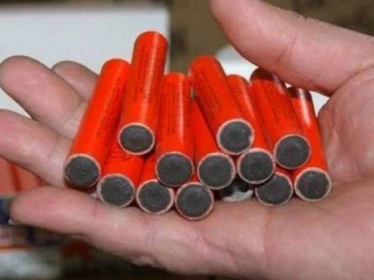 Λουτράκι | Σύλληψη ανηλίκου για βεγγαλικά – Κατασχέθηκαν 615 κροτίδες