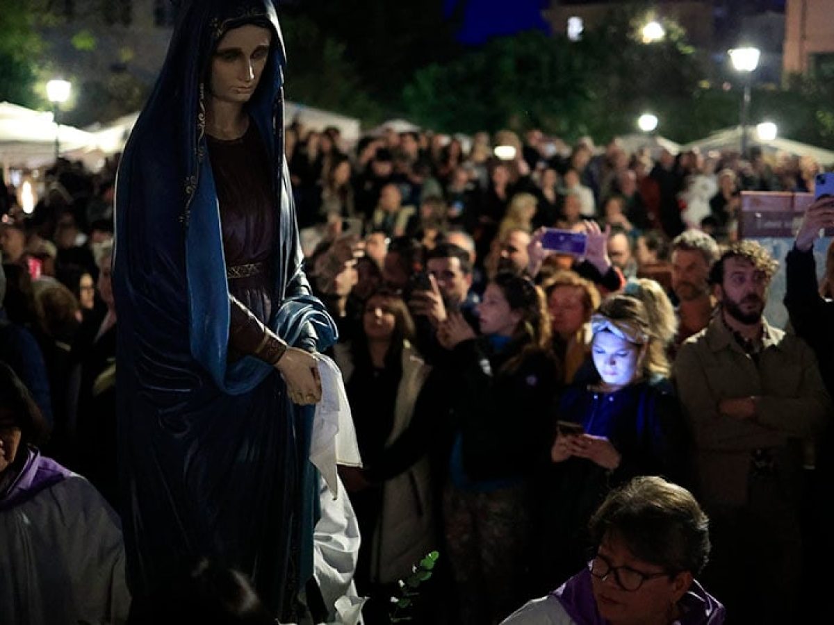 «Μάνα μου, μάνα»: Ο απόλυτος θρήνος της Σταύρωσης από τους αδελφούς Τσαχουρίδη