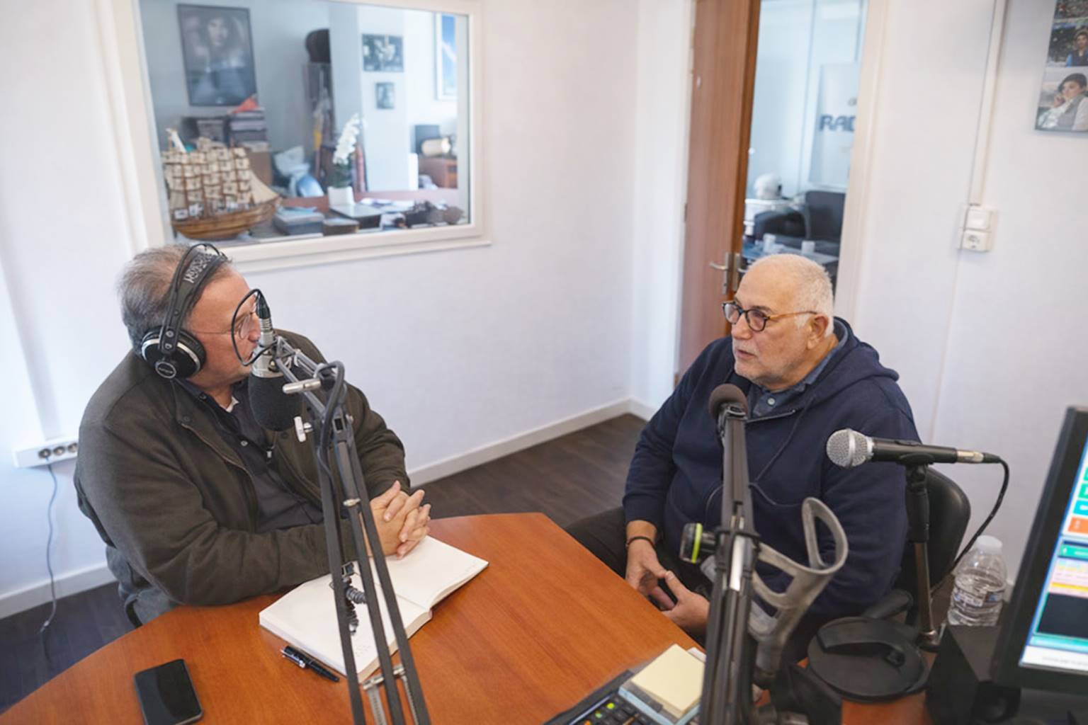 manolis-manetas-&Alpha;namesa-se-afixis