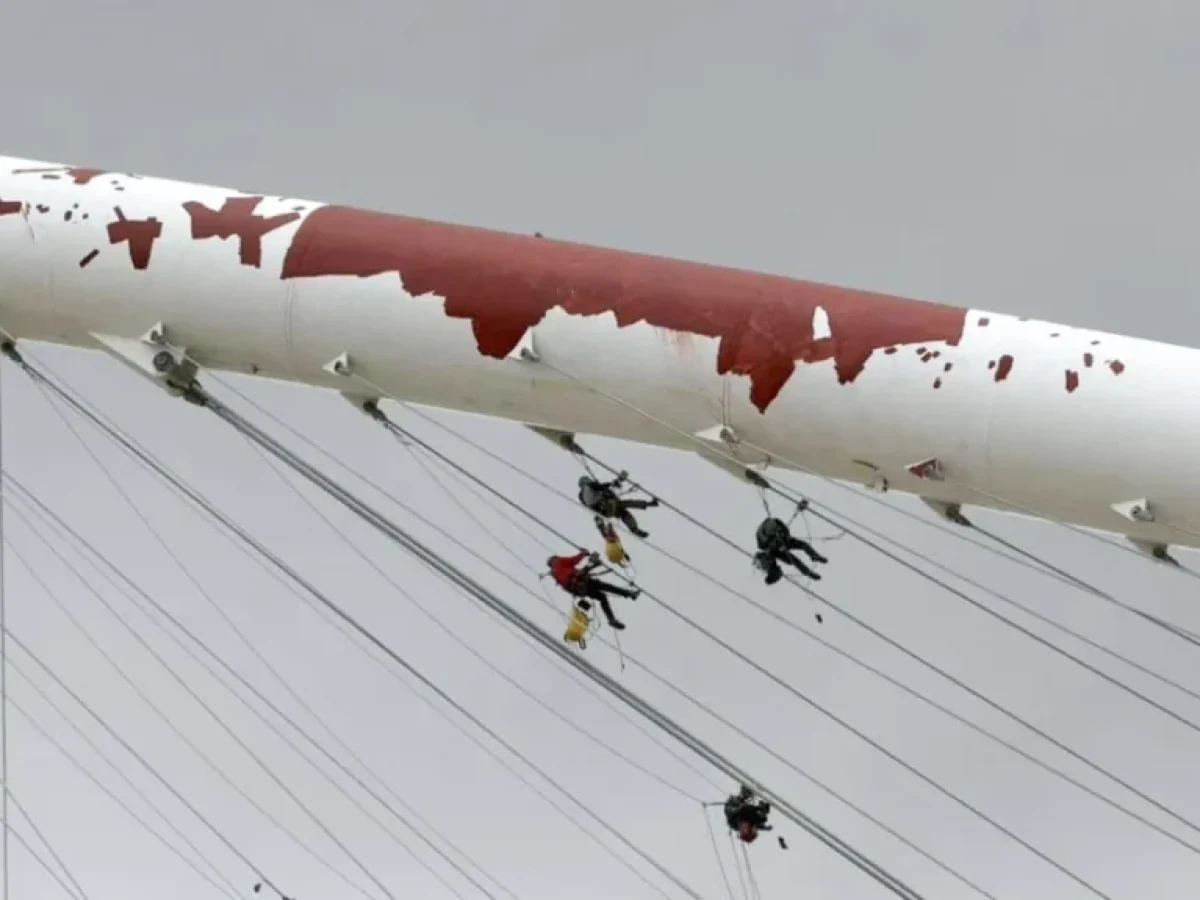 Μαρούσι:Eργάτες κρέμονται από ύψος 62 μέτρων στο στέγαστρο Καλατράβα στο ΟΑΚΑ