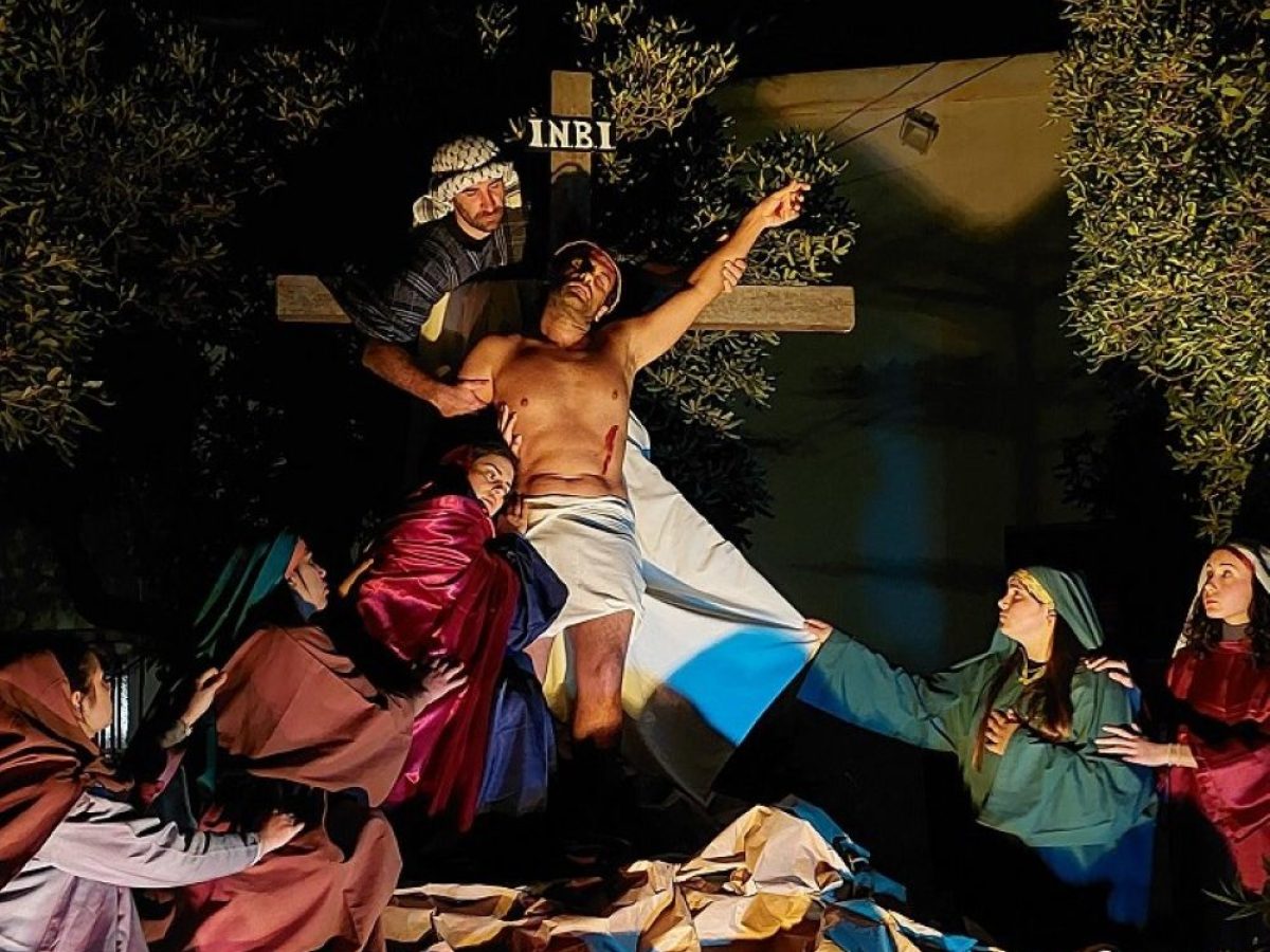 Μάρπησσα Πάρου: Βαθύ κατανυκτικό βίωμα στις Αναπαραστάσεις του Θείου Δράματος κατά την Περιφορά του Επιταφίου