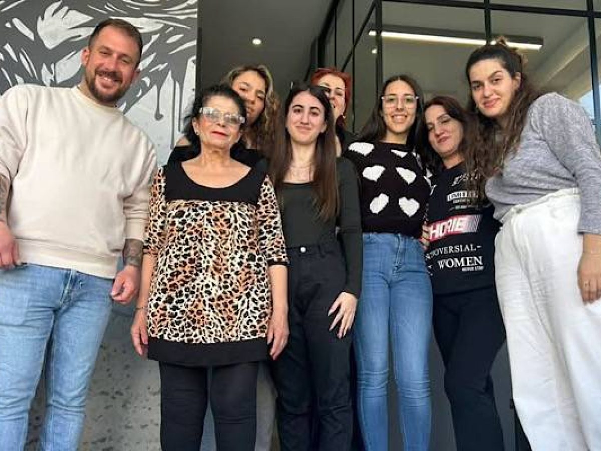 Μαθαίνοντας τέχνη και επαγγελματισμό δίπλα στους ειδικούς | Οι Αισθητικοί της ΣΑΕΚ Λήμνου στο «Roach Tattoo Studio”