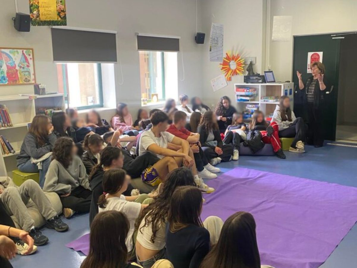 Μαθητές γνωρίζουν τη Βάσω Κατράκη μέσα από διαδραστικές περιηγήσεις στην Κοβεντάρειο