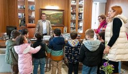 mathites-tou-nipiagogiou-mormolis-epsalan-ta-kalanta-2