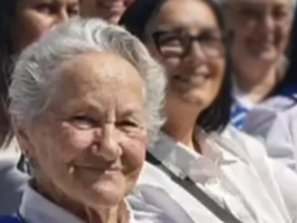 Μαθήτρια Λυκείου 82 ετών με έξι εγγόνια παρήλασε στη Ρόδο, επόμενος στόχος το πανεπιστήμιο